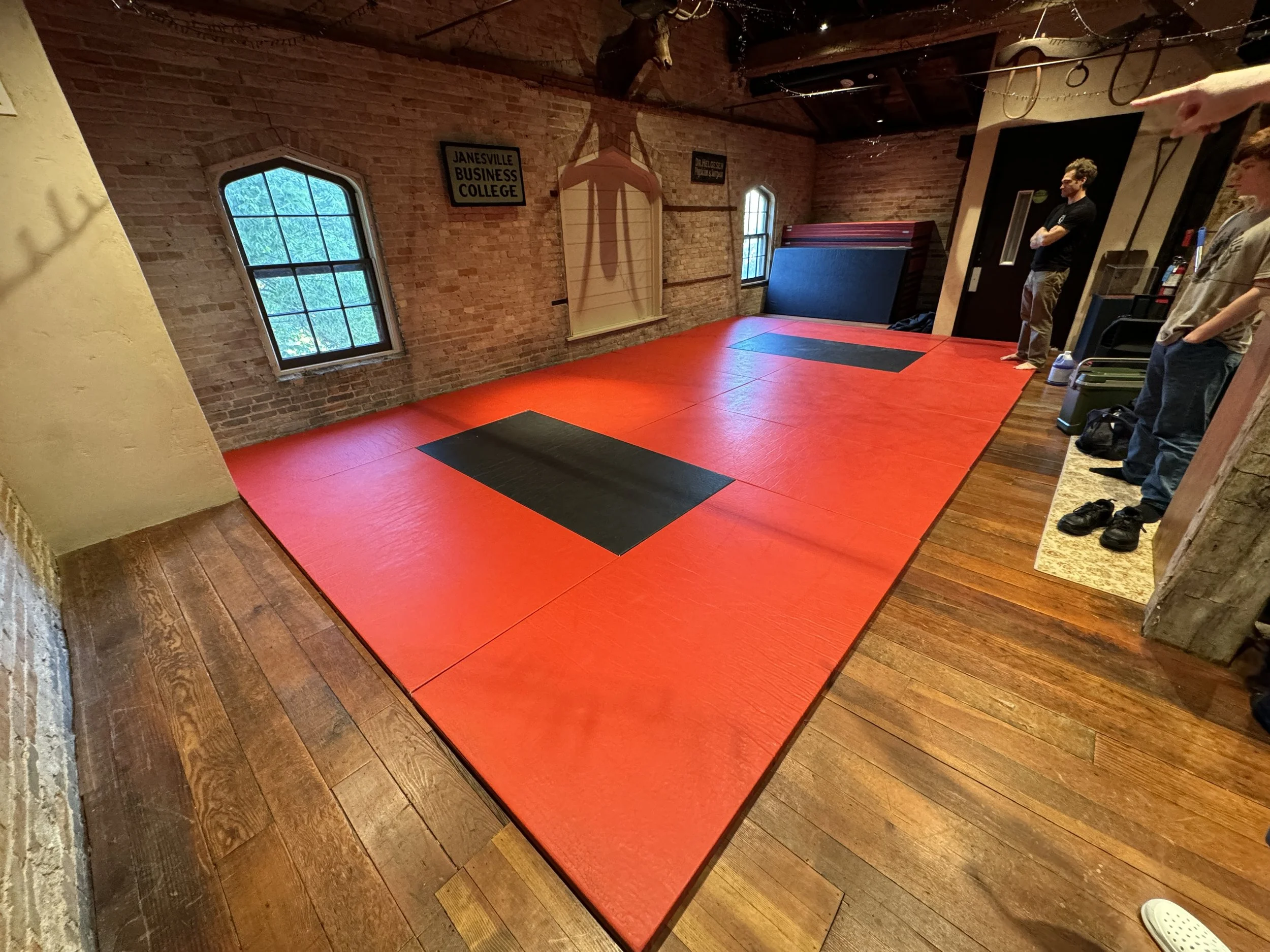 A group of people looking at the tatami mats
